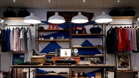 Prada выкупила бренд Versace у Capri