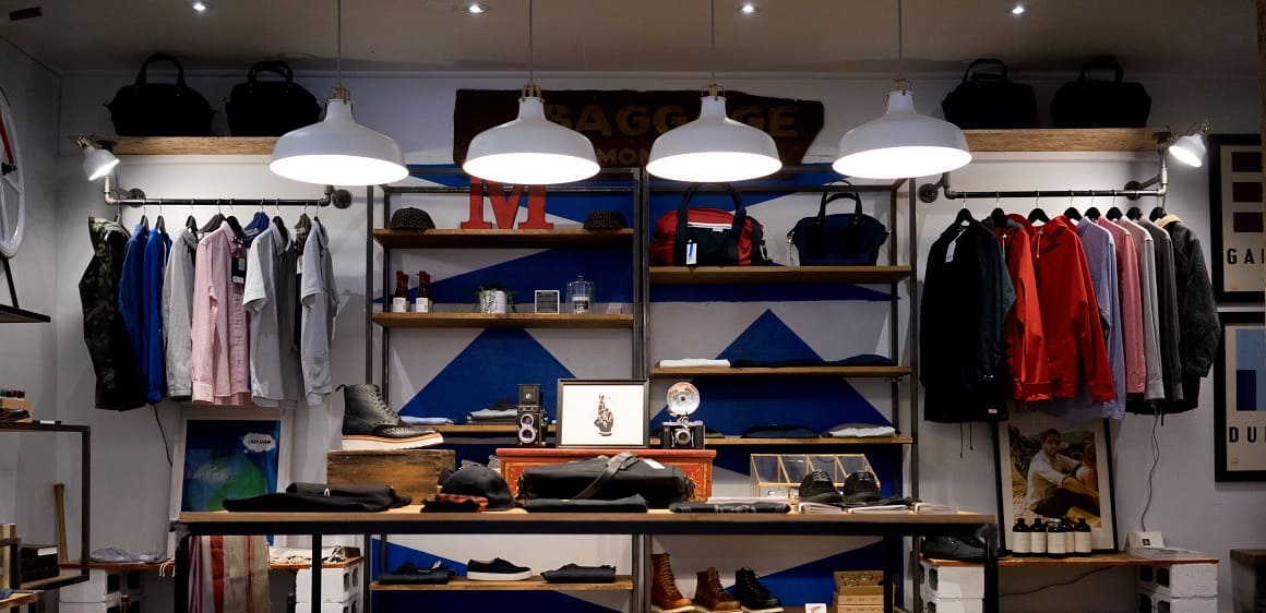 Prada выкупила бренд Versace у Capri